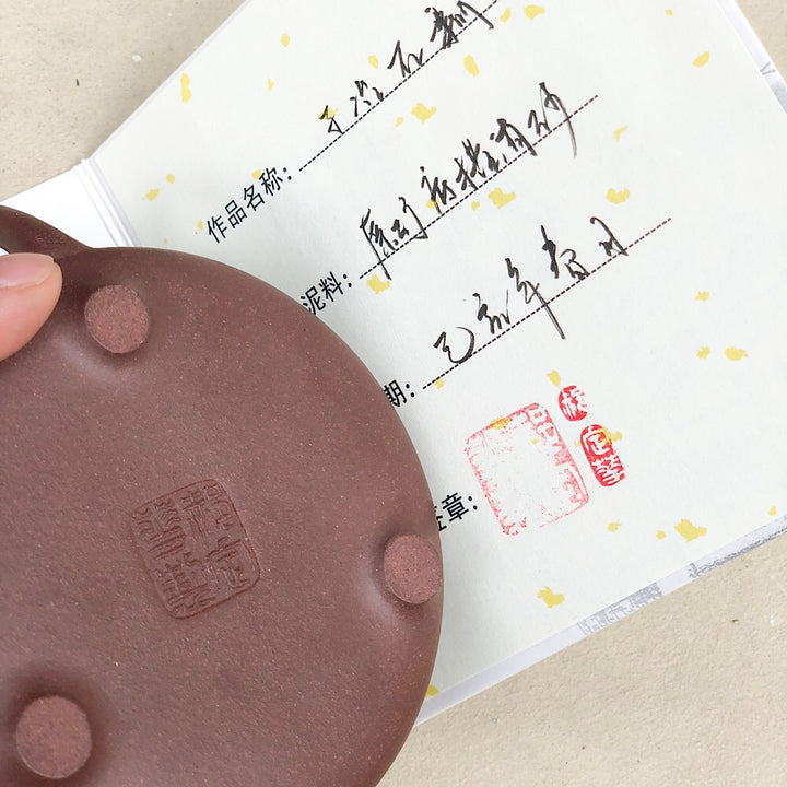 Boden einer Yixing Zini Shipiao Teekanne mit Zertifikat