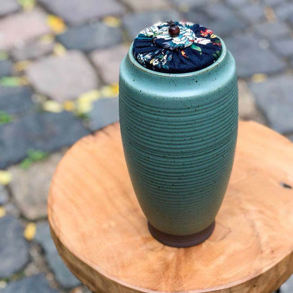 Teedose aus tuerkiser Keramik mit Korkdeckel